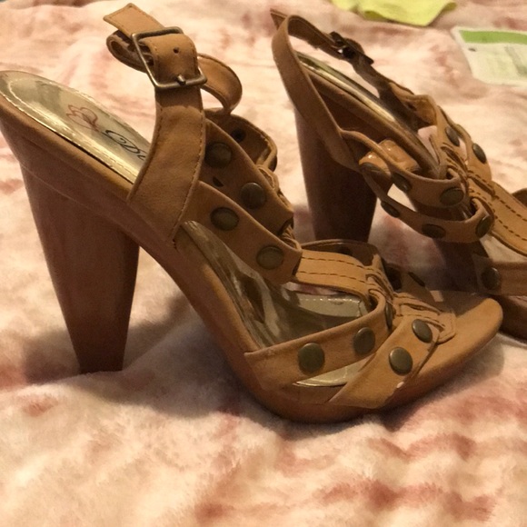 Brown heels - Picture 2 of 2